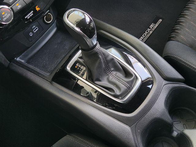 Photo of 2018 Pearl White Nissan Rogue