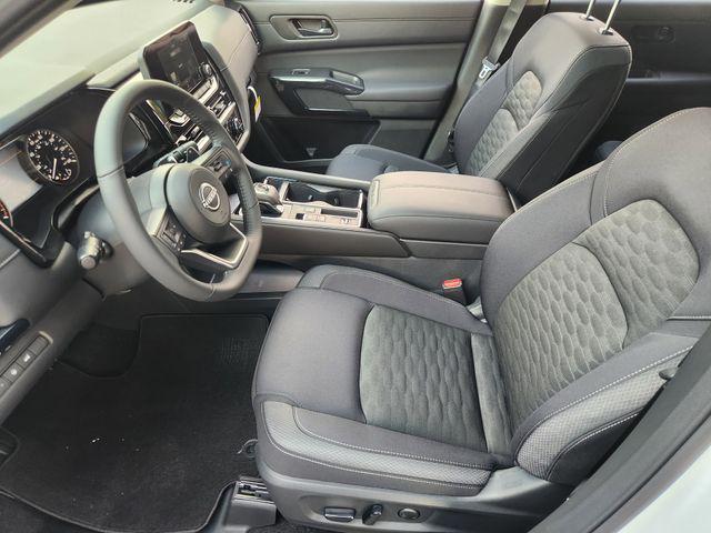 Photo of 2025 Everest White Pearl Tricoat Nissan Pathfinder