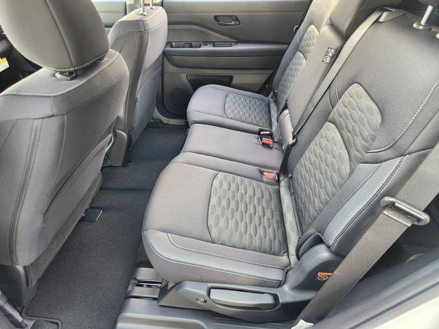 Photo of 2025 Everest White Pearl Tricoat Nissan Pathfinder