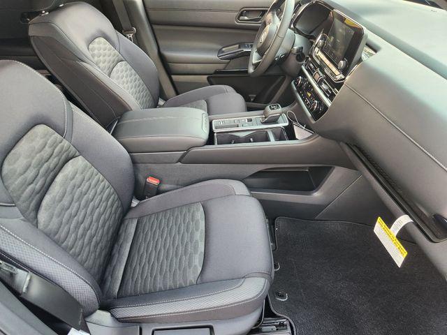 Photo of 2025 Everest White Pearl Tricoat Nissan Pathfinder