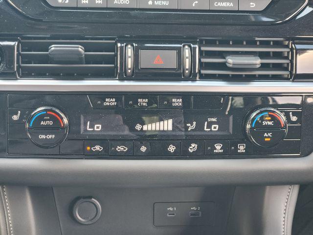 Photo of 2025 Everest White Pearl Tricoat Nissan Pathfinder