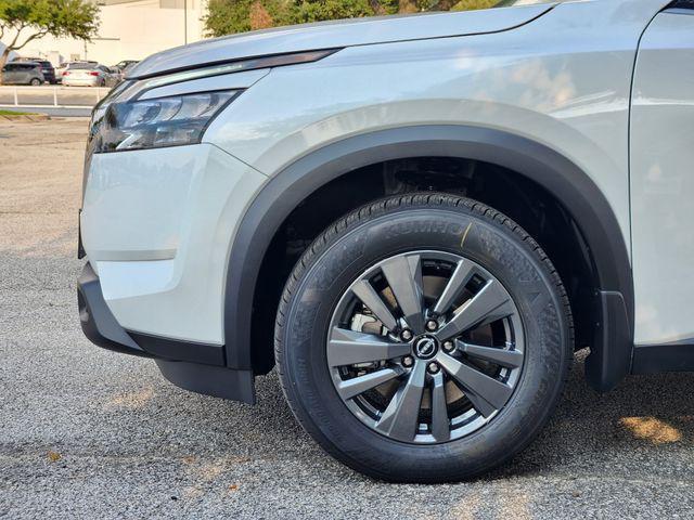 Photo of 2025 Everest White Pearl Tricoat Nissan Pathfinder