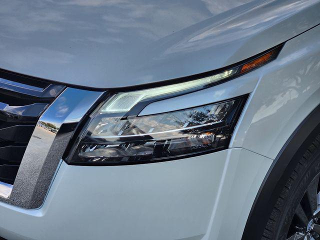 Photo of 2025 Everest White Pearl Tricoat Nissan Pathfinder