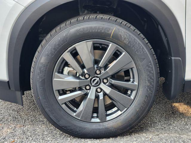 Photo of 2025 Everest White Pearl Tricoat Nissan Pathfinder