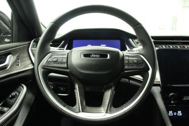 Photo of 2024 Diamond Black Jeep Grand Cherokee L