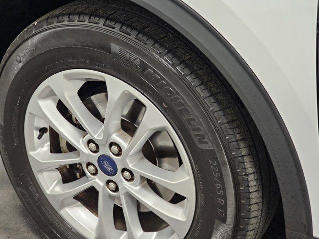 Photo of 2022 Oxford White Ford Escape