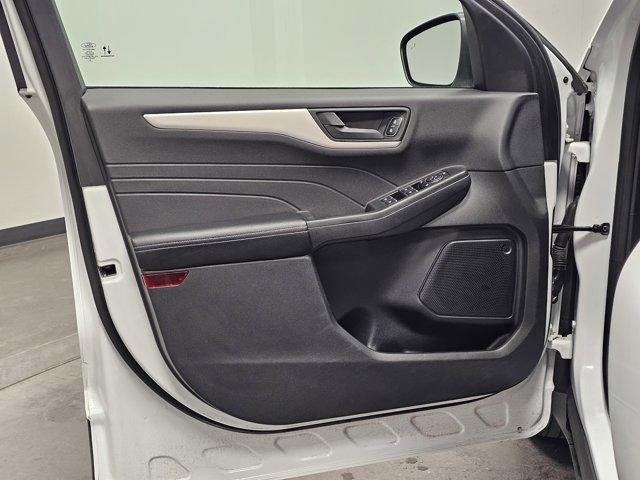 Photo of 2022 Oxford White Ford Escape