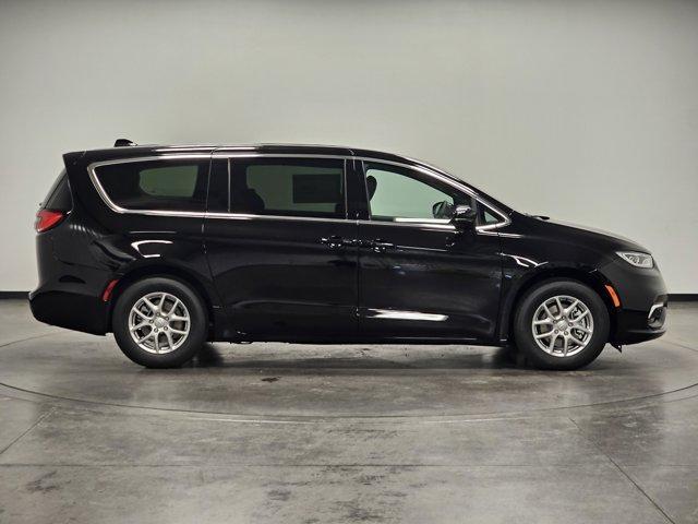 Photo of 2026 Diamond Black Chrysler Pacifica