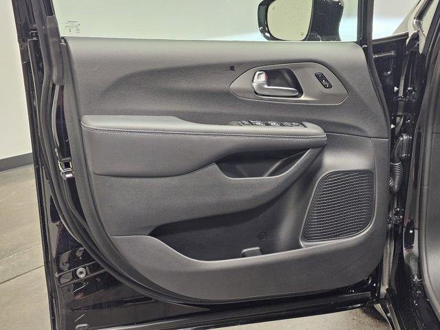 Photo of 2026 Diamond Black Chrysler Pacifica