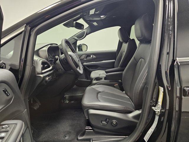 Photo of 2026 Diamond Black Chrysler Pacifica
