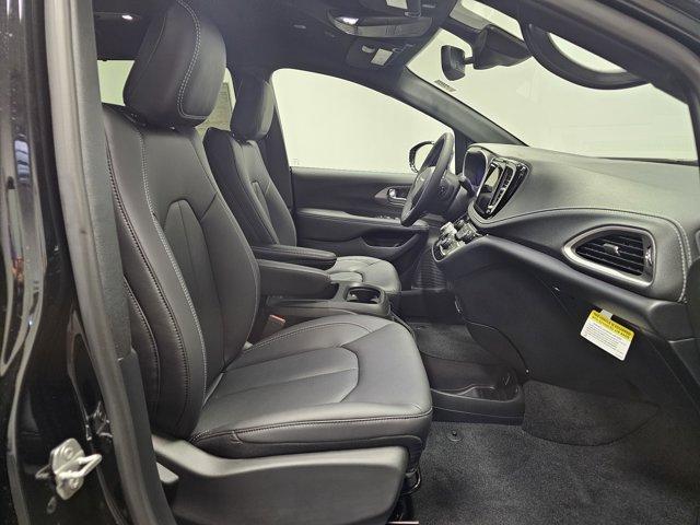 Photo of 2026 Diamond Black Chrysler Pacifica