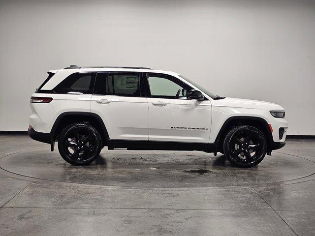 Photo of 2025 Bright White Clearcoat Jeep Grand Cherokee