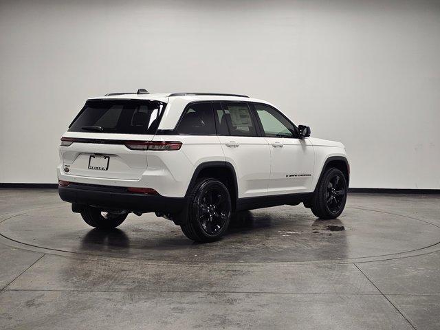 Photo of 2025 Bright White Clearcoat Jeep Grand Cherokee