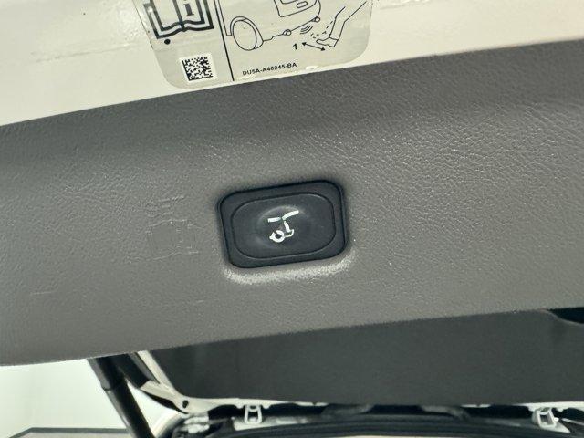 Photo of 2017 White Platinum Clearcoat Metallic Lincoln MKX