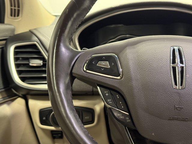 Photo of 2017 White Platinum Clearcoat Metallic Lincoln MKX