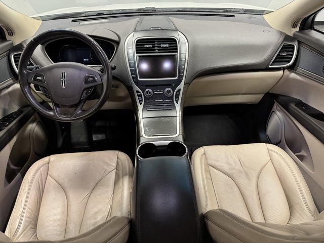 Photo of 2017 White Platinum Clearcoat Metallic Lincoln MKX