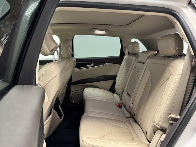 Photo of 2017 White Platinum Clearcoat Metallic Lincoln MKX