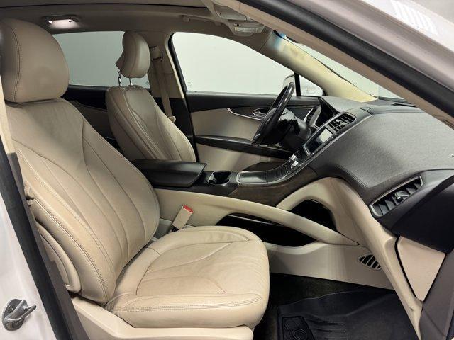 Photo of 2017 White Platinum Clearcoat Metallic Lincoln MKX
