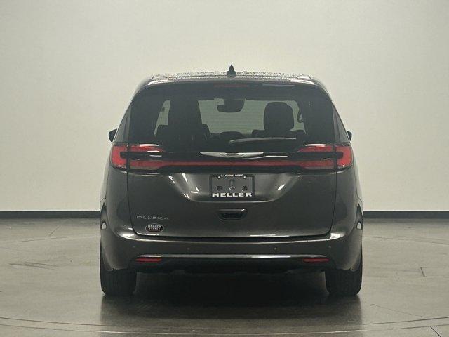 Photo of 2023 Granite Crystal Clearcoat Metallic Chrysler Pacifica