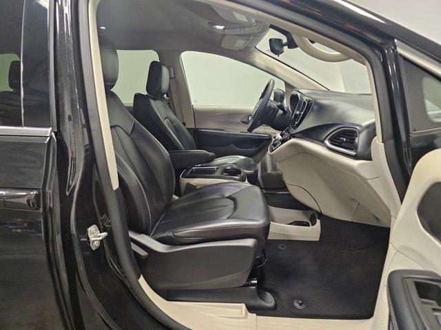 Photo of 2023 Brilliant Black Crystal Pearlcoat Chrysler Pacifica