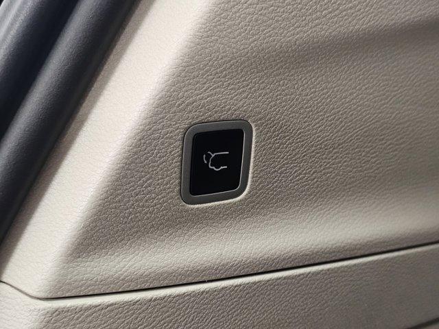 Photo of 2023 Brilliant Black Crystal Pearlcoat Chrysler Pacifica