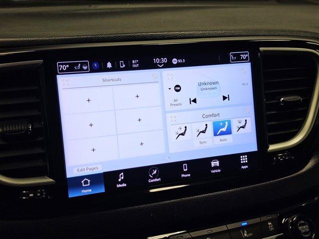Photo of 2023 Brilliant Black Crystal Pearlcoat Chrysler Pacifica