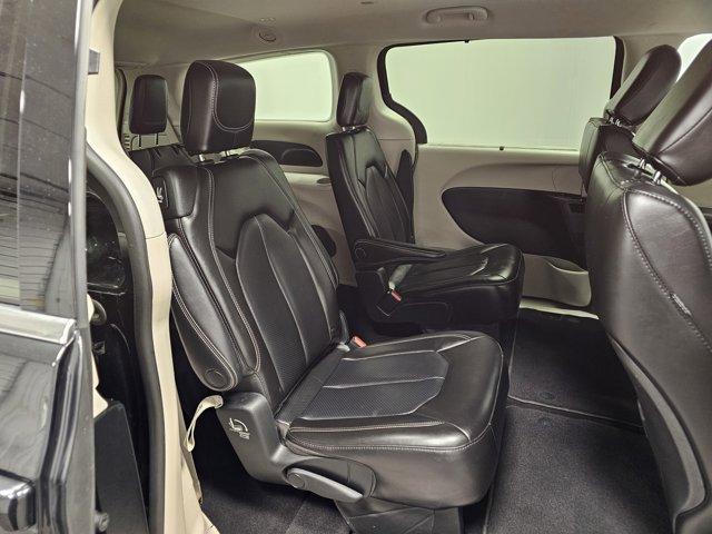 Photo of 2023 Brilliant Black Crystal Pearlcoat Chrysler Pacifica