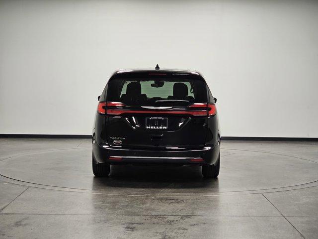 Photo of 2023 Brilliant Black Crystal Pearlcoat Chrysler Pacifica