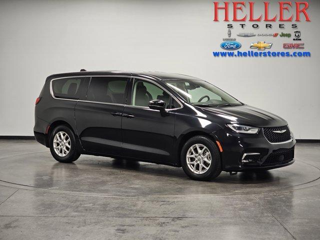 Photo of 2023 Brilliant Black Crystal Pearlcoat Chrysler Pacifica