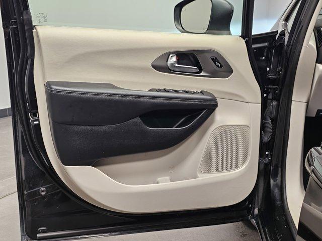 Photo of 2023 Brilliant Black Crystal Pearlcoat Chrysler Pacifica
