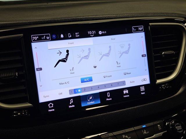 Photo of 2023 Brilliant Black Crystal Pearlcoat Chrysler Pacifica
