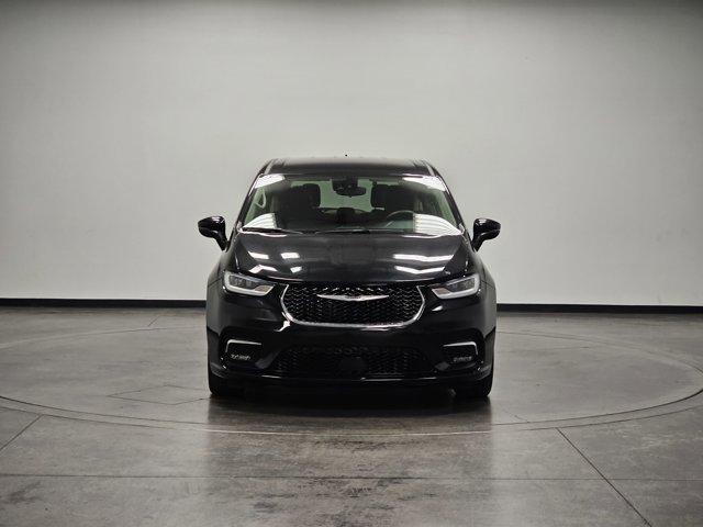 Photo of 2023 Brilliant Black Crystal Pearlcoat Chrysler Pacifica