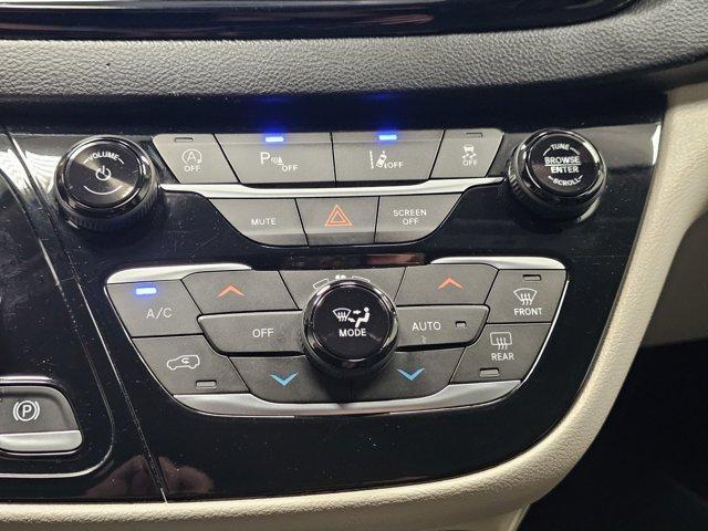 Photo of 2023 Brilliant Black Crystal Pearlcoat Chrysler Pacifica
