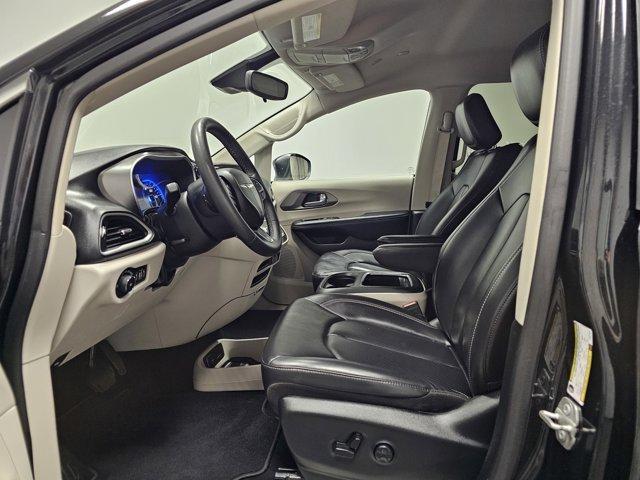 Photo of 2023 Brilliant Black Crystal Pearlcoat Chrysler Pacifica