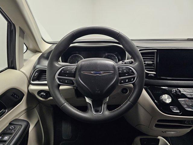 Photo of 2023 Brilliant Black Crystal Pearlcoat Chrysler Pacifica