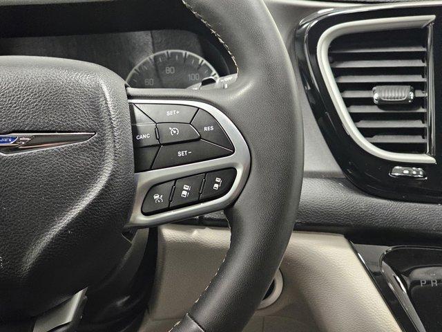 Photo of 2023 Brilliant Black Crystal Pearlcoat Chrysler Pacifica