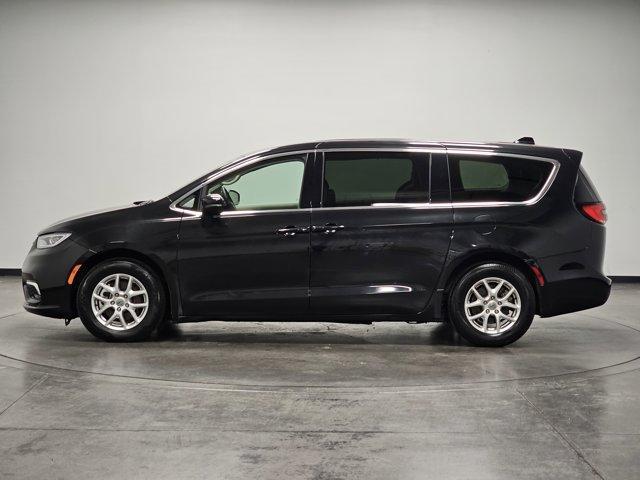 Photo of 2023 Brilliant Black Crystal Pearlcoat Chrysler Pacifica