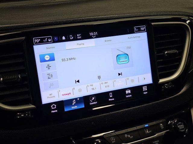 Photo of 2023 Brilliant Black Crystal Pearlcoat Chrysler Pacifica