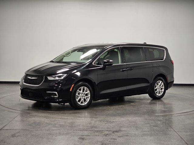 Photo of 2023 Brilliant Black Crystal Pearlcoat Chrysler Pacifica