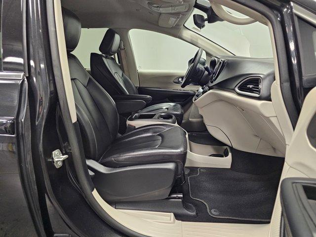 Photo of 2023 Brilliant Black Crystal Pearlcoat Chrysler Pacifica