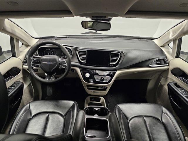 Photo of 2023 Brilliant Black Crystal Pearlcoat Chrysler Pacifica