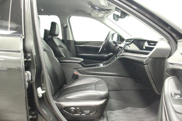 Photo of 2024 Rocky Mountain Pearlcoat Jeep Grand Cherokee L