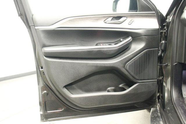 Photo of 2024 Rocky Mountain Pearlcoat Jeep Grand Cherokee L