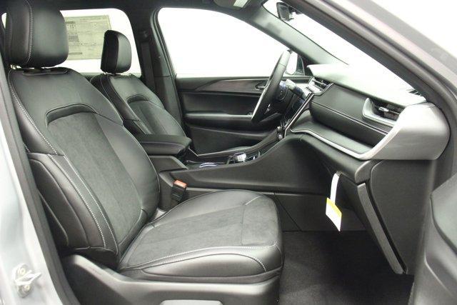 Photo of 2025 Silver Zynith Jeep Grand Cherokee L