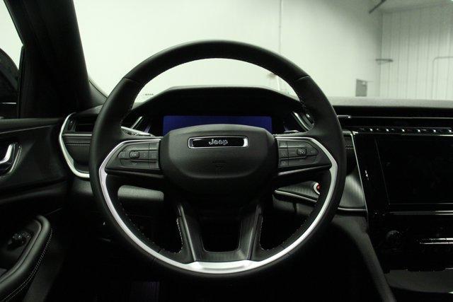 Photo of 2025 Silver Zynith Jeep Grand Cherokee L