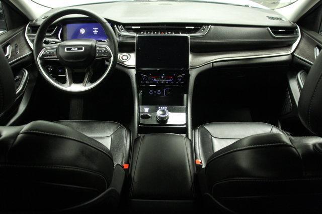 Photo of 2023 Silver Zynith Jeep Grand Cherokee L