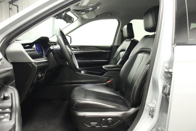 Photo of 2023 Silver Zynith Jeep Grand Cherokee L