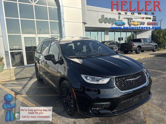Photo of 2025 Diamond Black Chrysler Pacifica