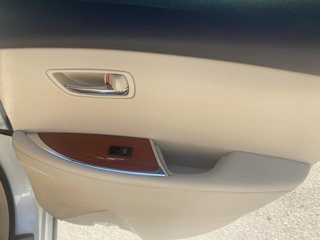 Photo of 2010 White Lexus ES 350