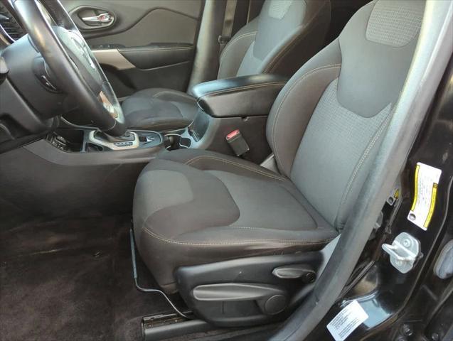 Photo of 2017 Diamond Black Jeep Cherokee